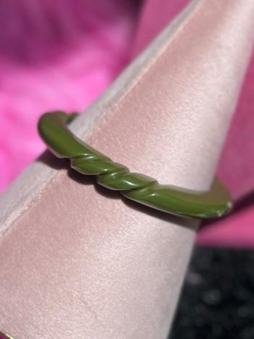Vintage forest olive green carved Bakelite bangle bracelet #bracelet #boho